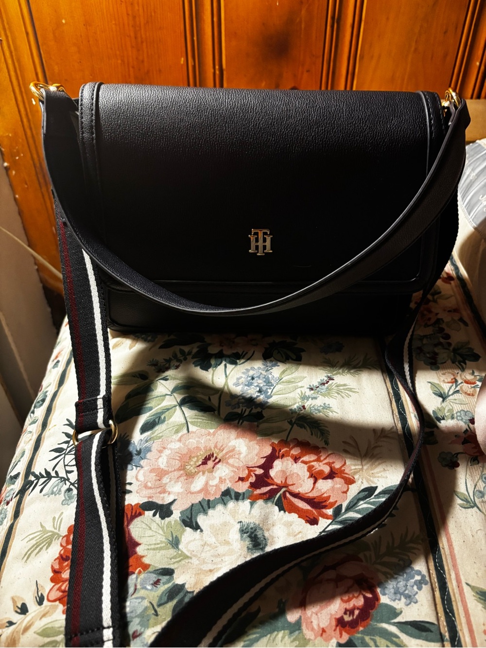 Classic Navy Blue Women's Shoulder Bag with Gold Accent